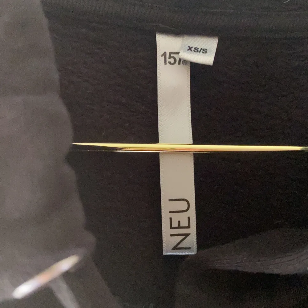 Svart lager 157 hoodie säljer på grund av att jag har två likadana använd några gånger ganska tunn. Har luva. Köpte för ungefär ett år sedan. Hupparit & Collegepaidat.