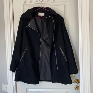 Svart kappa från Nelly - Nästan aldrig använd och är i jättefint skick. Plagget passar perfekt till hösten då den är lite tjockare. 