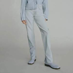 Säljer dessa ljusblå zara jeans med slits då dem har blivit för små, sparsamt använda. Köp dirket för 350kr!! Skriv för fler bilder❤️