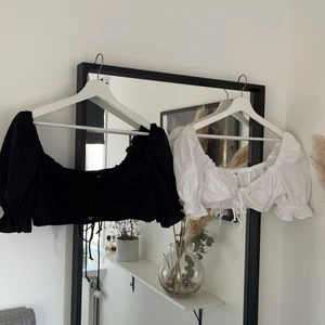 Toppar - Två exakt likadana toppar i svart och vit, den vita är i storlek S och den svarta i storlek M. Säjer dom för 70kr styck!❣️