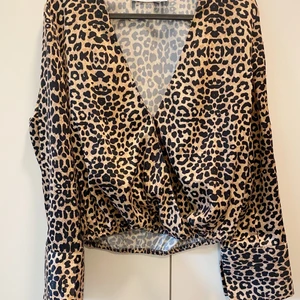 Leopard blus med resår från NA-KD  - Supersnygg leopard top med resår längst ner. Fina detaljer I armarna. Sparsamt använt 🖤 Frakt tillkommer om vi inte kan mötas upp