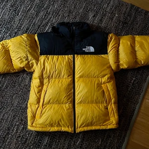 gul northface pufferjacket - Säljer min fina gula northface puffer pga ska köpa en ny! Den är sparsamt använd och har inga defekter, bara att skriva om man har några frågor eller liknande!!