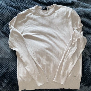 Hugo boss stickad tröja - Tjenare! Säljer min stickade Hugo boss tröja då den blivit för liten för mig. Skick 8/10, inga hål, flaws eller liknande. 