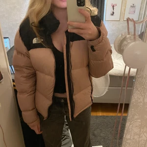 The north face jacka - En jättefin rosa jacka ifrån the north face!! Den är lite smutsig på vissa ställen som man ser på bild 2 & 3 men det är inte ngt man tänker på så mycket. På bild 2 ser man inte liten slitning men jag tycker inte de är märks så mycket🌟