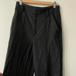 Kostymbyxor &OS - Perfekt längd för mig som är 1.75. Går att sy upp eller ta ner om man är längre än så. De är oversized (som vi gillar) men man får ändå former. Supersnygga! 