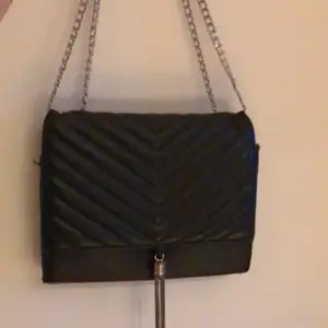 Säljer denna svarta väska, fint skick. Köparen står för frakten. 