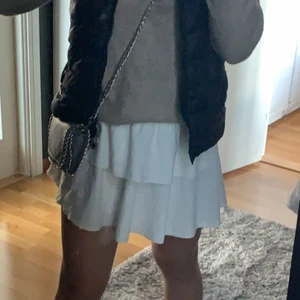 Vit kjol - Säljer en vit kjol från zara. Storlek s. Resår midja. Nypris 350.