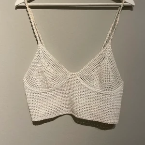 Virkat zara linne - Ett superfint virkat zara linne som tyvär inte kommit så mycket till användning. Köpte det för 230kr och är i nyskick. Säljer för 150kr, pris kan diskuteras vid snabb affär.