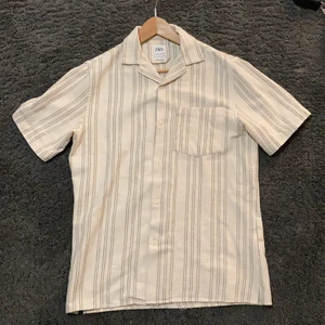 Beige skjorta - Beige randig skjorta från Zara. Aldrig använd och k väldigt fint skick.