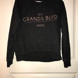 En sweatshirt i gott skick med en text på framsidan, tröja är mörkgrå och har stl M. Köparen står för frakten ☺️