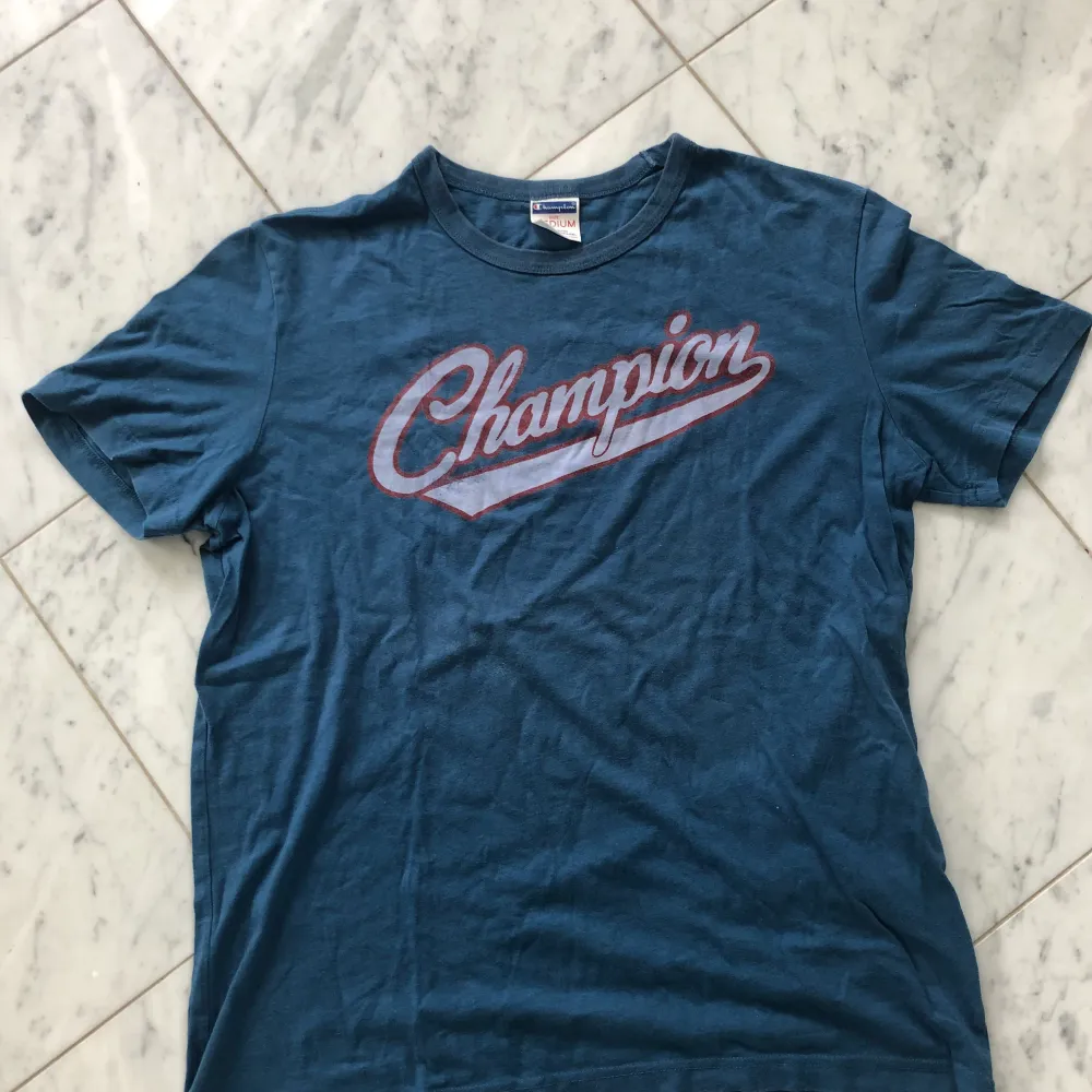 Oversized t-shirt från Champions i superfin turkos färg och vintage vibe. T-shirts.