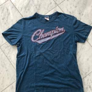 Oversized t-shirt från Champions i superfin turkos färg och vintage vibe