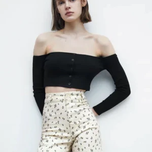 Zara crop top - Oanvänd crop top med ärmar från Zara. Storlek S, men extremt liten, så XS skulle jag säga! Frakt tillkommer. 