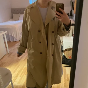 Trenchcoat - En fin beige trenchcoat i bra skick, köpt på hm, nypris 500kr✨💕