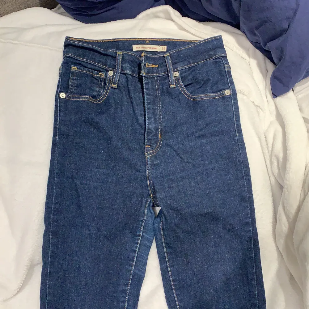 blåa helt oanvända ( endast testade ) Levis jeans i storlek 25 och längd 30! Super sköna och stretchiga i midjan. Säljes för 350 med inkluderad frakt!. Jeans & Byxor.