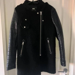 Höstjacka med snygga detaljer, S - Höstjacka i fint skick. Från Bik Bok strl S. Läderdetaljer på armar. 