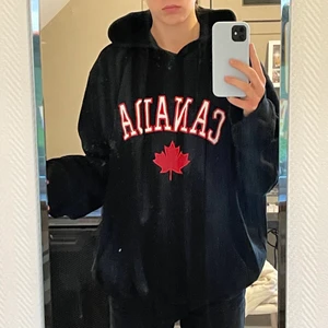 Hoodie med tryck - Jätte mysig och skön hoodie som bara ligger hemma i garderoben och förkänar en ny ägare💚. Köpt 2hand och är i 2hand skick. Den är väldigt stor men jag skulle se den som en oversized hoodie. 