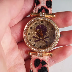 Ovanligt armbandsur  - Glaset är konkavt så det glittrar som en diamant. Behöver nytt batteri. Frakt max 24kr!