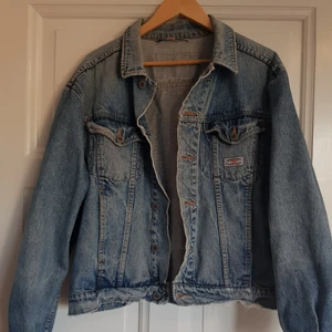 Vintage jeans jacka gul&blå - En vintage jeansjacka från gul och blå köpt på depop. Säljer för att den inte används av mig längre. I tåligt tyg så i bra skick, har några slitage vid muddarna och kragen, men inget som gör den i dåligt skick? Dm för frågor och bilder. Jag är en s på sista bilden. Om man vill att den ska sitta större på en så upp till en s-m? Men kommer passa i strl upp till en L vad jag uppskattar😊 Får plats med större tröjor under