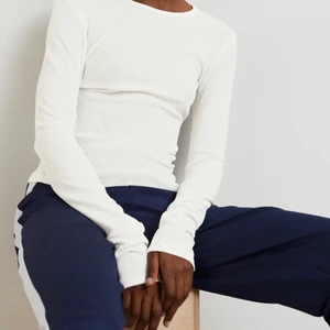 as snygg tröja - säljer denna skitsnygga long sleeve toppen ifrån gina tricot💕💕😇