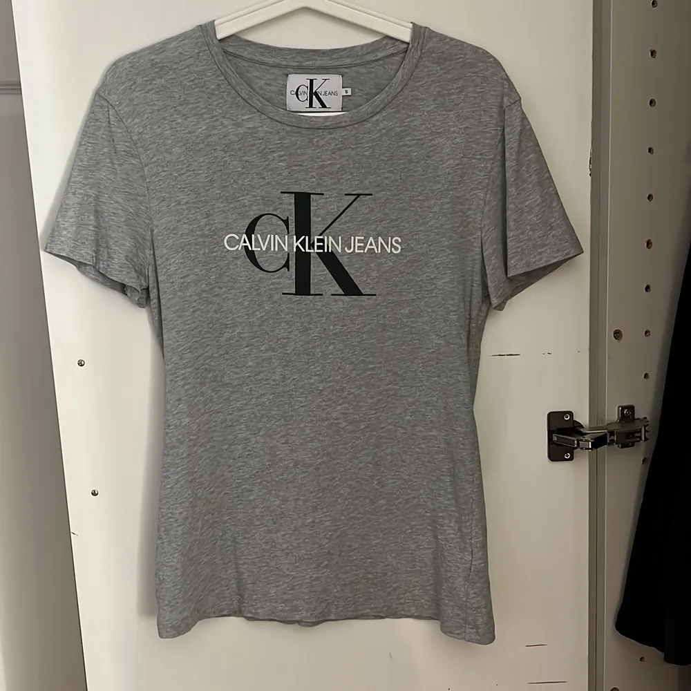 En grå T-shirt från Calvin Klein i storlek S, små hål vid lappen. T-shirts.