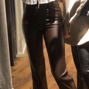 Bruna skinnbyxor - Säljer mina sjukt fina skinnbyxor ifrån bikbok i färgen brun, använda fåtal gånger säljer för de inte kommer till användning💓inga defekter som nya! PRISET KAN DISKUTERAS!!!!