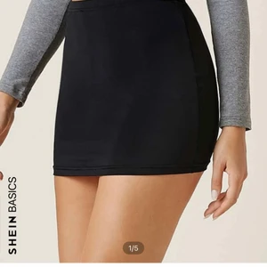 Kjol från Shein  - Säljer denna kjol då det var helt fel material för mig. Ser ut som lite mocca typ på bilderna men när jag fick hem den så var det mer som baddräkts material. Aldrig använd då jag fick hem den nyligen inte ens testad. Storlek S. Tar emot swish, köparen står för frakten(kan skickas med spårbar frakt om man vill) 