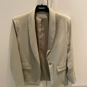 Grön Blazer  - Grön fin blazer ifrån NLY trend, storlek 32! Använd endast 1 gång så den är som ny! Köparen står för frakt!