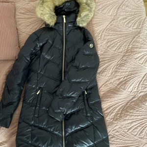 Michael Kors Vinterjacka - Äkta Michael Kors vinterjacka i stl xs. Nyskick endast använd 2 ggr, nypris var ca 3000kr och vill ha bud från 750kr exkl frakt. Fler bilder fås vid önskemål.🌸