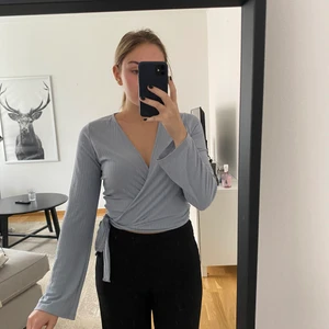 Blå omlott-tröja  - Köpte denna på NAKD förra hösten och använt sparsamt. Jättemjukt tyg och jättefin allmänt men inte riktigt min stil längre.