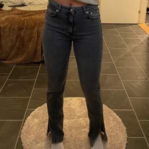 Säljer mina !!snygga!! gråa jeans med slits!!!🤍 Köpta ifrån Zara, men aldrig använda endast prövat! Jeansen är i storlek 40 och jag är 168cm lång!! Köparen står för frakt!!🤍
