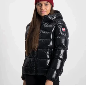 Colmar vinterjacka - Hej, nu säljer jag min super fina Colmar jacka(vinter) den är som ny, använd knappt 4 gånger förra vintern när jag köpte den. Köptes för 4000. Italiensk storlek 42, skulle säga att den motsvarar en s i Sverige. Jag personligen är 165 cm lång, brukar ha jackor i S och denna sitter perfekt på mig, både xs och M kan ha den utan problem! Jag möts helst🥰