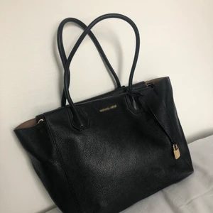 Svart väska - Svart väska från michael kors