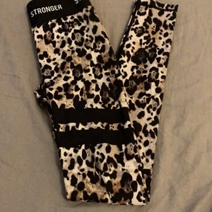 Stronger träningsthits  - Säljer stronger tights. Använda få få gånger. Dem är nyskick och köpta för 799kr! Det är Xs och dem sitter jätte bra och jätte skönt! Inga hål eller märken utom att det har gått bort lite på texten på insidan som ni kan se på bild 2!❤️