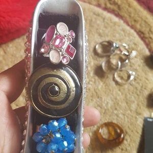 Ring - Ring metall . Alla är fina .  Första 50kr + 12kr frak  Ändra 80kr + 15kr frakt  Tredje 75kr + 15 kr frakt.  Filmar alltid när jag postar.  Alla är hella och fina