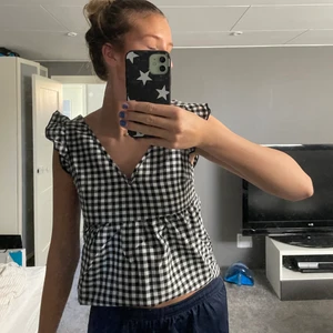Supersnygg topp - Aldrig använd. Storlek S. Säljer för 129kr, köparen står för frakten💓 (säljer likadan fast svart på min sida)