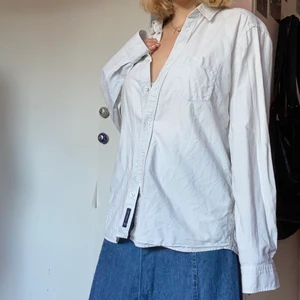 Vit skjorta - Gammal skjorta som inte kommer till användning längre💥 fint skick förutom sliten i kragen
