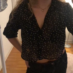 Stjärn blus  - Stjärn blus från Kappahl ✨ Köpt från barn avdelningen (storlek 140). Den brukade vara längre baktill som jag klippt och gjort den jämnlång med framsidan. 🖤 Snygg till fest eller att bara klä upp sig, du kommer se ut som en stjärna! 