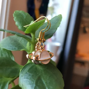 Smycken - Rymdörhängen vita!!