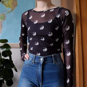 Yin&Yang topp - Långärmad meshtopp med Yin&Yang-mönster. Perfekt för dig som gillar alternativ stil!   Kan mötas upp eller skickas spårbart för en avgift på 66 kr. Om du köper mer än ett plagg bjuder jag dock på frakten!
