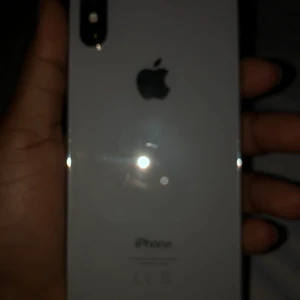 iPhone X - Säljer min IPhone X pga att jag har fått en ny telefon, säljer den för 3500kr den funkar som den ska och batteri hälsan är 86%. Den hsr absolut inga sprickor eller repor, BARA seriösa köpare!! 