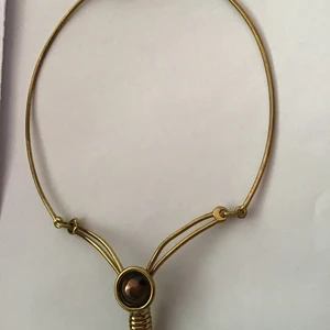 Guldfärgad  - Super fint guldfärgad halsband. Tror brons men vet ej. Annas jätte fint. 