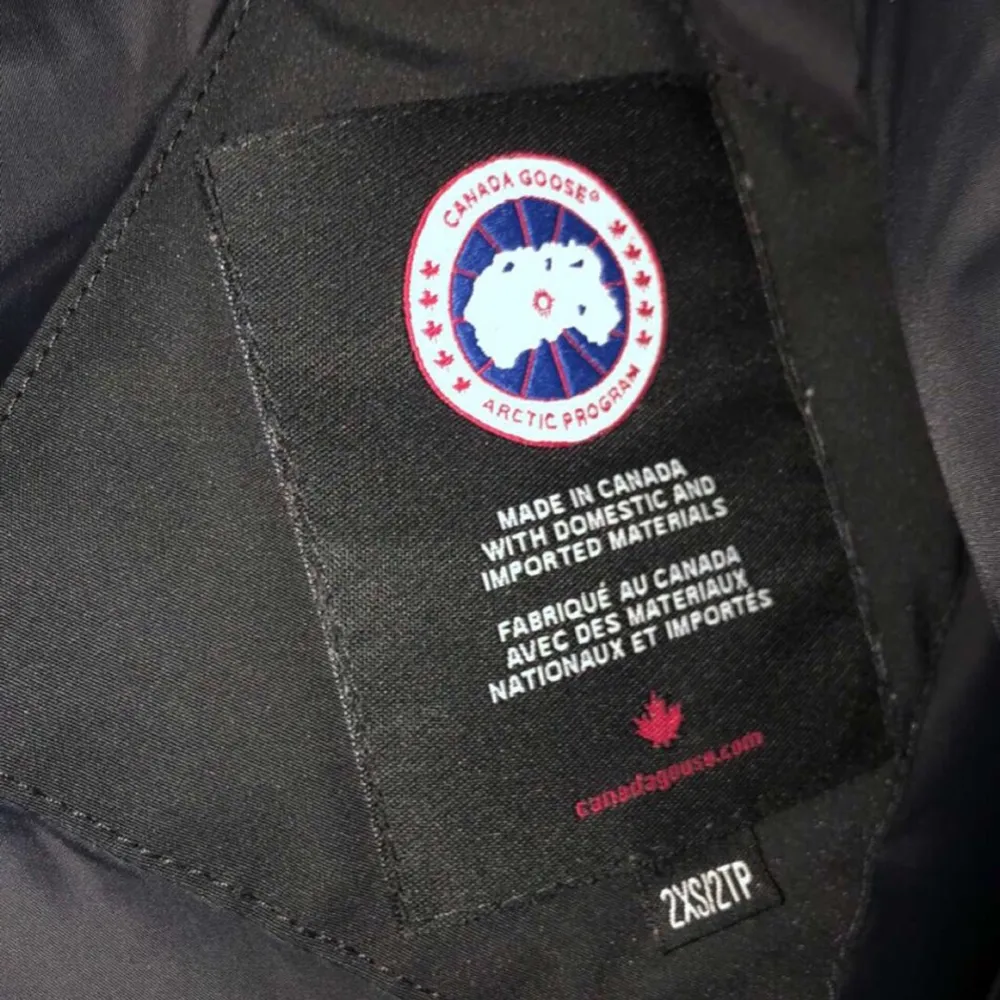 Jag säljer min 1 år gamla canada goose jacka pga att den har blivit för liten för mig. Den har inga fläckar eller håll och är i väldigt bra skick. Strlk XS och säljes för 3000kr. Jackor.