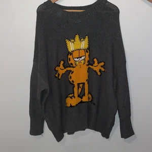 Zara stickad tröja - Zara stickad tröja med katten Gustaf på. Använd ett fåtal gånger. Fint skick. Storlek M. Men passar de flesta storlekarna. Köparen står för frakt