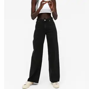 Säljer dessa svarta Yoko jeansen! Aldrig använda, lapparna finns kvar på byxorna. Säljer pga att de är för stora och för långa för mig. ✨🥰
