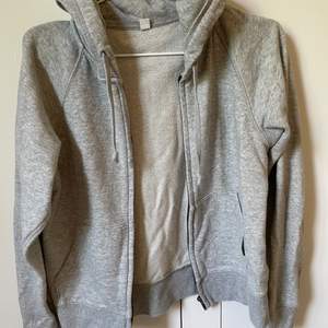 Säljer min zip hoodie ifrån uniqlo!! Basic och snygg som passar till mycket🤩 köpt förra sommaren, nypris 299kr. Frakten ingår inte i priset! Kan gå ner i pris vid snabb affär!