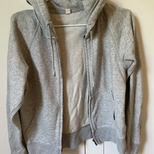 Zip hoodie - Säljer min zip hoodie ifrån uniqlo!! Basic och snygg som passar till mycket🤩 köpt förra sommaren, nypris 299kr. Frakten ingår inte i priset! Kan gå ner i pris vid snabb affär!
