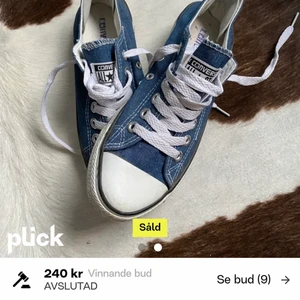 converse - säljer dessa concerse som är jeans färgade då dom tyvär var för små för mig. dom är som nya och jag har inte sett några skador. jag köpte dom på plick och har precis fått hem dom men somsagt som vart dom för små. jag skulle säga att dom passar någon som har 38/39. köpta för 430kr(står dock 240 där nere men det var för att hon avslutade och jag köpte för det direkta priset❤️)