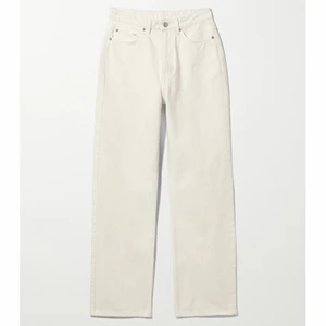 Weekday rowe beigea jeans - Superfina straight leg långa jeans från weekday i en beige färg. Sälj pga att jag köpte en förliten storlek. Använda ca 5 ggr men i mycket bra skick, endast en lite slitning vid knappen som syns på sista bilden. DÅLIGT LJUS PÅ BILDEN! URSPRUNGSPRIS 500kr 