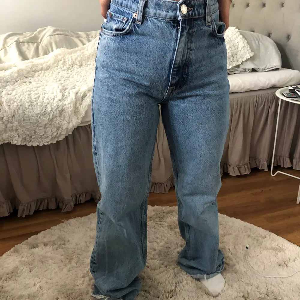 Väldigt fina Zara Jeans som säljs pga att jag inte längre använder de! Använda men i bra skick. Rekommenderar dessa om man är längre typ 170-180💕💕. Jeans & Byxor.
